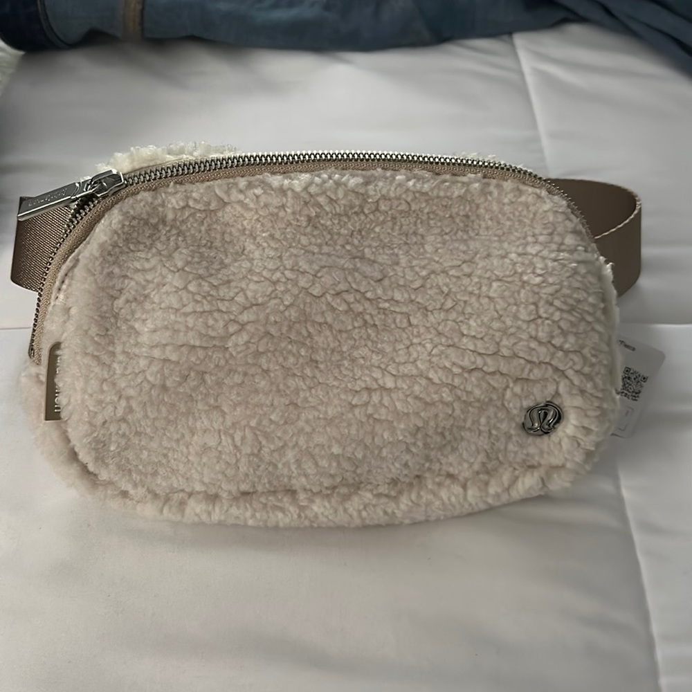 Everywhere belt bag “fleece”